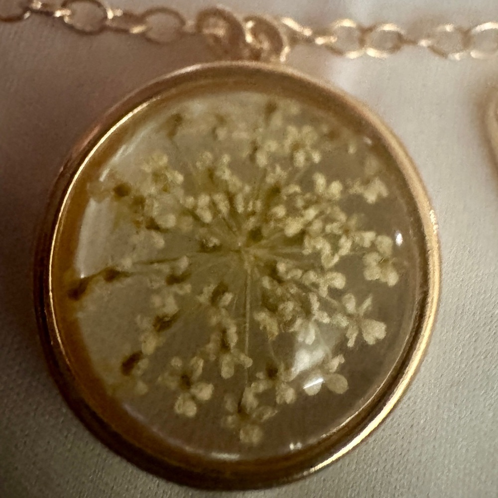 NWT- Maurice's  Style Makers Pressed Flower Necklace with 7 charm pieces. - Picture 4 of 12